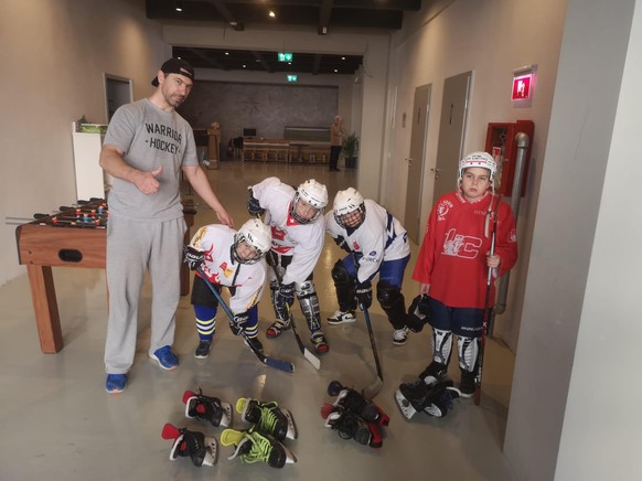Les jeunes hockeyeurs ukrainiens portent fièrement leur matériel venu de Suisse.