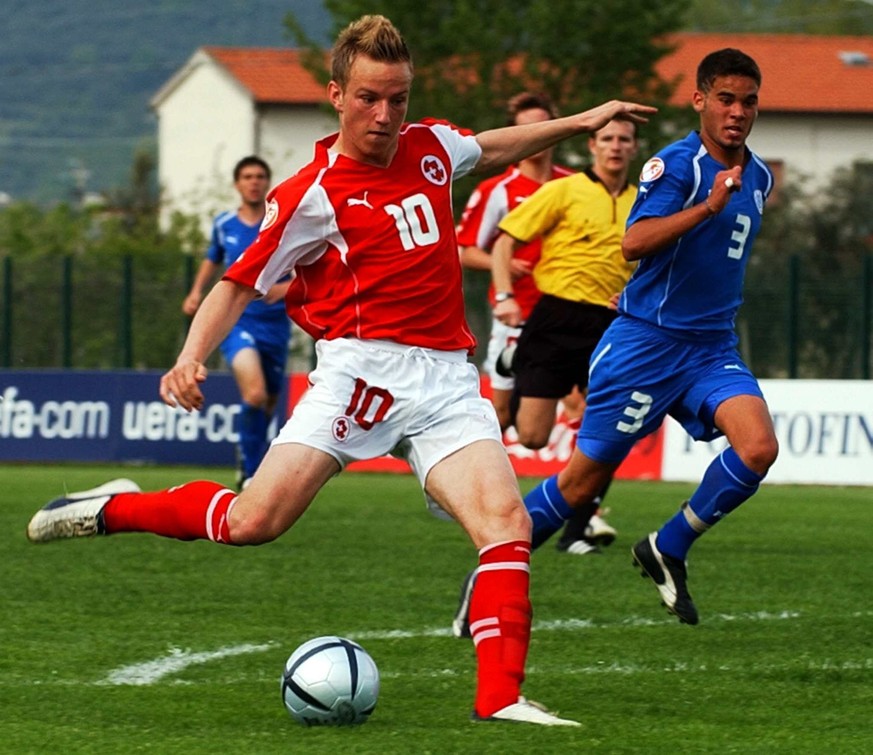 Der Schweizer Ivan Rakitic, links, setzt zum Torschuss zum 0:3 an, beobachtet von Israel&#039;s Eliran Malka, rechts, beim ersten Vorrundenspiel zwischen Israel und der Schweiz, an den U17 Europa Meis ...