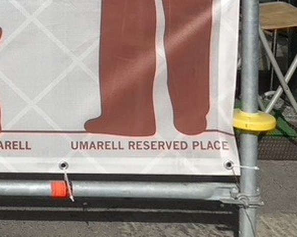 Umarells – Baustellenabgrenzung eines grossen Bauunter­nehmens mit Umarell-Beobachtungslöchern für Erwachsene, Kinder und Hunde in Bologna, 2022.


https://de.wikipedia.org/wiki/Umarell#/media/Datei:U ...
