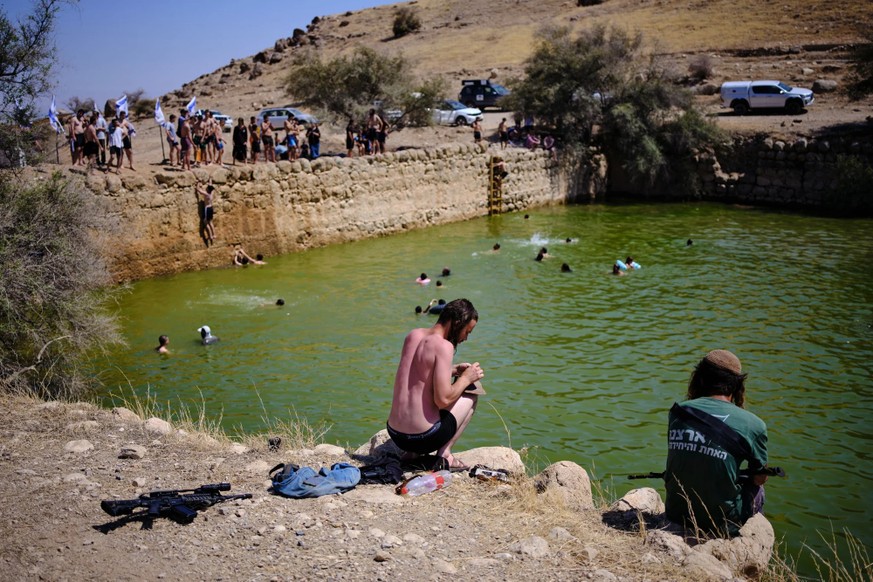 Des Israéliens se baignent dans le bassin d'Hérode, près de la colonie de Petzael, en Cisjordanie occupée. Cette eau était destinée aux champs palestiniens.