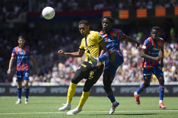 Rayan Raveloson (YB), links, und Jonas Adjetey (FCB) in Aktion im Super League Spiel zwischen dem BSC Young Boys und dem FC Basel, am Sonntag, 18. Mai 2025 im Stadion Wankdorf in Bern. (KEYSTONE/Peter ...