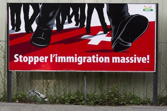 Une affiche de la campagne anti-minarets de l' Union Democratique du Centre, UDC, incitant a voter oui a l'interdiction des minarets est prise en photo ce lundi 9 novembre 2009 a Montreux. L ...