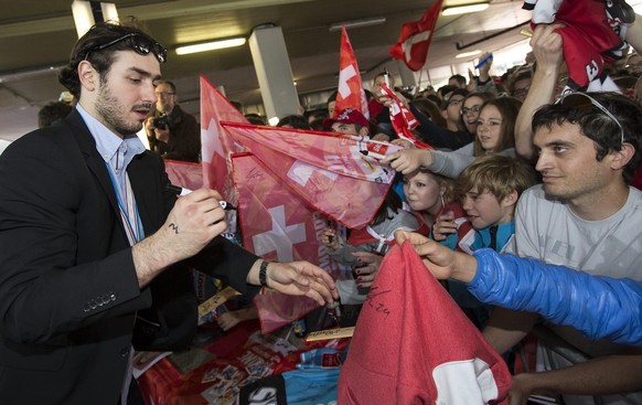 Spieler Denis Hollenstein anlaesslich der Ankunft der Schweizer Eishockey Nationalmannschaft am Montag, 20. Mai 2013 auf dem Flughafen in Zuerich Kloten. (KEYSTONE/Patrick B. Kraemer)