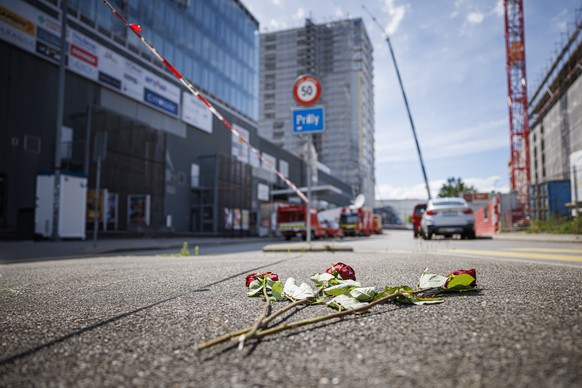 Des fleurs en hommage aux personnes decedees sont photographiees, le lendemain de l&#039;effondrement d&#039;un echafaudage de la tour en bois Malley Phare, le samedi 13 juillet 2024 a Prilly pres de  ...