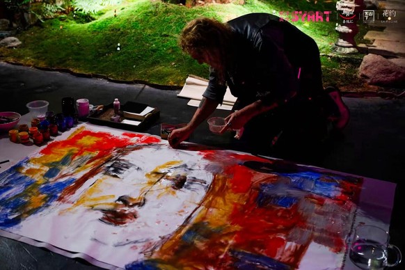 L'artiste en plein travail de peinture.
