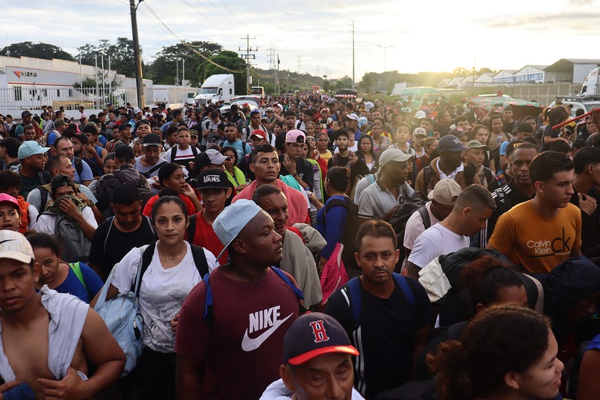 epa11731773 Migrants walk in a caravan towards the United States border in the municipality of Tapachula, Chiapas, Mexico, 20 November 2024. Thousands of migrants, mostly Venezuelans, fled Mexico&#039 ...