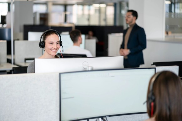 Des experts en migration de données au Service Clients d'UBS à Altstetten, près de Zurich.