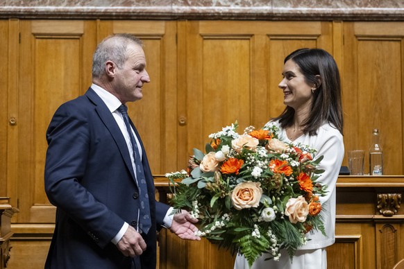 Die neugewaehlte Nationalratspraesidentin Maja Riniker, FDP-AG, rechts, gratuliert dem soeben gewaehlten ersten Vizepraesidenten des Nationalrats, Pierre-Andre Page, SVP-FR, an der Wintersession der E ...