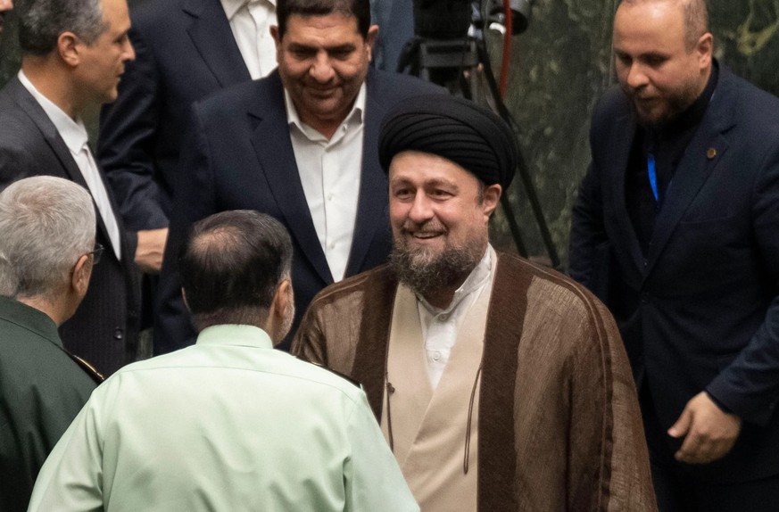 Hassan Khomeini (2e à partir de la droite) est pressenti comme un sérieux concurrent à Arafi.