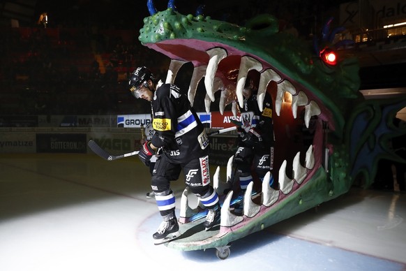 Die Spieler kommen durch den Drachen aufs Eis, vor dem Eishockey Meisterschaftsspiel der National League zwischen dem HC Fribourg Gotteron und Genf Servette, am Dienstag, 3. Oktober 2017, in der BCF A ...