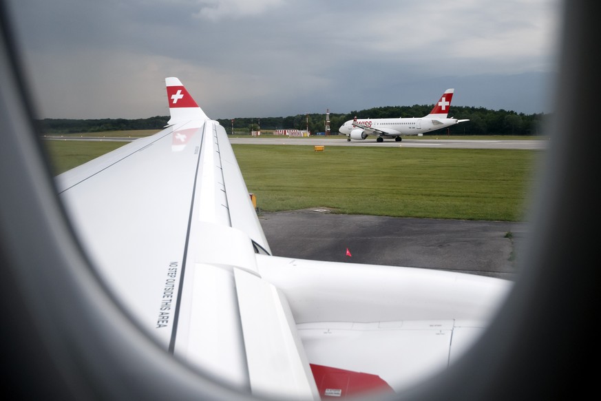 ARCHIV - SWISS-PILOTEN LEHNEN AUFGEBESSERTES GAV-ANGEBOT AB. ES DROHNT NUN EIN STREIK - An aircraft (Bombardier CS100 HB-JBB) of the Swiss International Air Lines is pictured from a Bombardier CS300 a ...