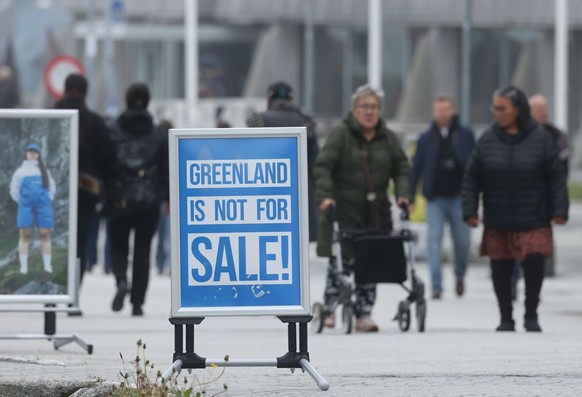 Un panneau dans une rue au Groenland, "Greenland is not for sale" (le Groenland n'est pas à vendre).