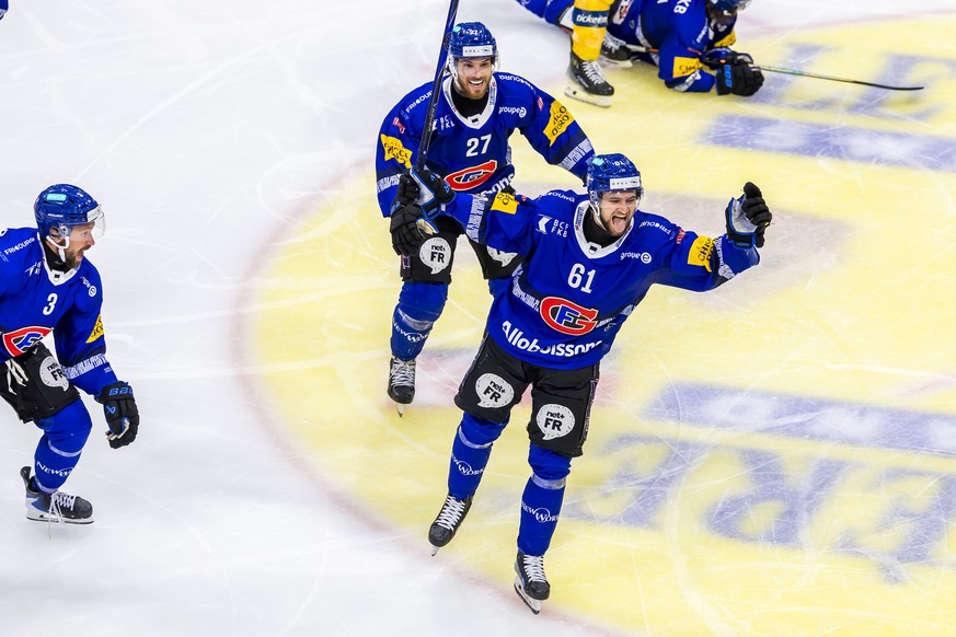 Jeremi Gerber (HCFG) #61 fete le but de la victoire avec ses coequipiers, lors premier overtime du sixieme match de la finale des play-off du championnat suisse de hockey sur glace de National League  ...