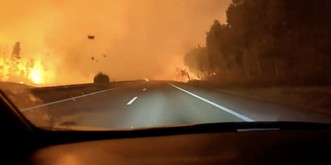 «Je ne vois rien», ce journaliste portugais est cerné par les flammes