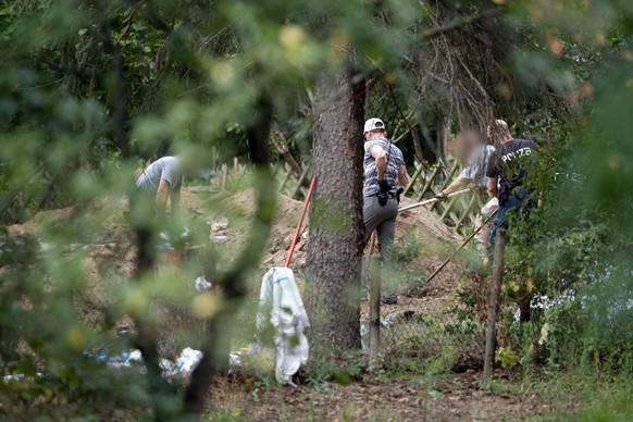 28.07.2020, Niedersachsen, Seelze: Polizeibeamte durchsuchen eine Kleingarten-Parzelle. Im Fall der verschwundenen Maddie McCann hat die Polizei mit der Durchsuchung einer Kleingarten-Parzelle in Hann ...