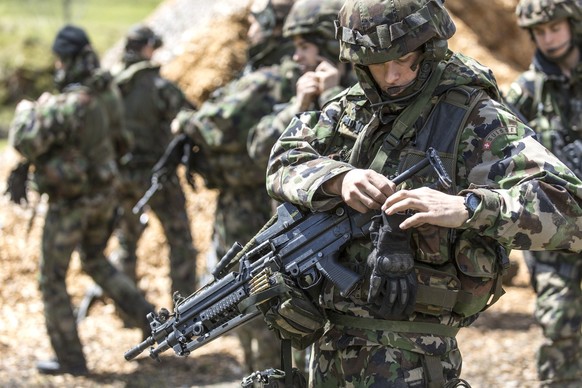 A recruit with a Minimi (light machine gun, LMg 05), pictured on June 17, 2013, in the recruit school for parascouts of the Swiss army in Altmatt, canton of Schwyz, Switzerland. (KEYSTONE/Gaetan Bally ...