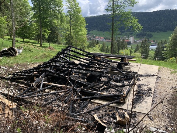 La cabane communale calcinée avec vue sur les Verrières.