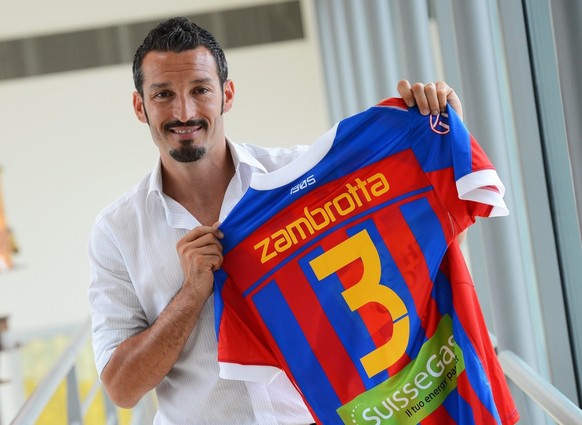 Der neue Chiasso-Spieler Gianluca Zambrotta posiert mit seinem neuen Trikot, am Freitag, 19. Juli 2013, in Chiasso. Der italienische Weltmeister von 2006 erhaelt beim Challenge-League-Verein einen Ein ...