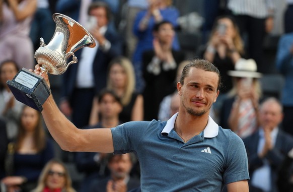 epa11353724 Alexander Zverev of Germany poses with his trophy after winning his men&#039;s singles final match against Nicolas Jarry of Chile at the Italian Open tennis tournament in Rome, Italy, 19 M ...
