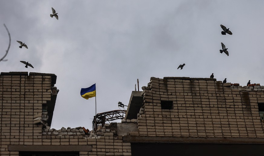 Le drapeau national ukrainien hissé au-dessus du bâtiment d'une école, dans la région de Kherson.