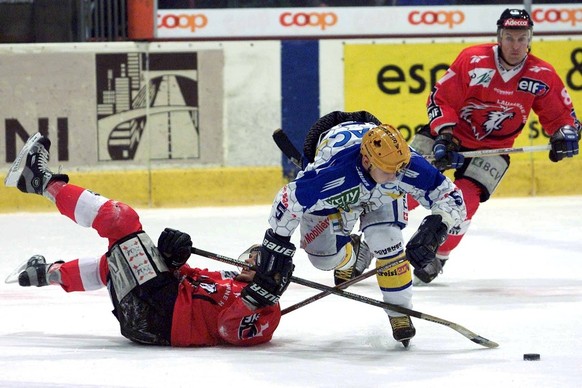 Hockey promotion-releguation LNA/LNB, a terre le lausannois Philipp Orlandi avec le chaux-de-fonnier Alexis Vacheron, lors de la rencontre entre le HC La Chaux-de-Fonds et le HC Lausanne, ce mardi 10  ...