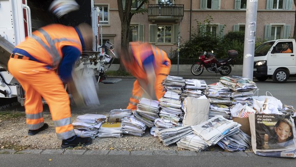 ZUR PAPIERSAMMLUNG DURCH DIE ENTSORGUNG + RECYCLING ZUERICH STELLEN WIR IHNEN HEUTE FOLGENDES NEUES BILDMATERIAL ZUR VERFUEGUNG --- Employees of Entsorgung + Recycling (disposal and recycling) of the ...