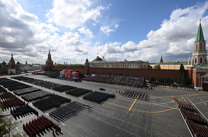 Russia WWII Victory Day Parade 8187465 09.05.2022 Russian servicemen stand in formation during a military parade on Victory Day, which marks the 77th anniversary of the victory over Nazi Germany in Wo ...