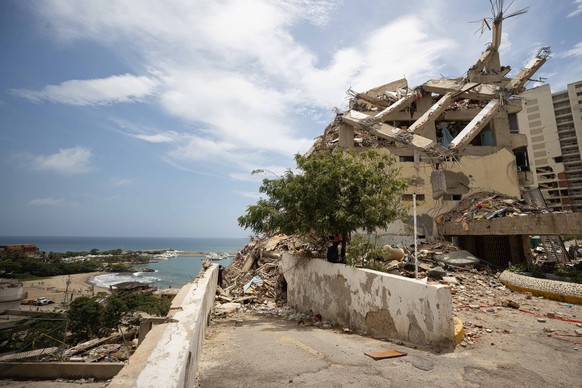 epa13093212 A building in the Belo Horizonte housing complex is seen in the state of collapse in Catia La Mar, Venezuela, 06 July 2026. Twelve days after the two earthquakes, with magnitudes of 7.2 an ...
