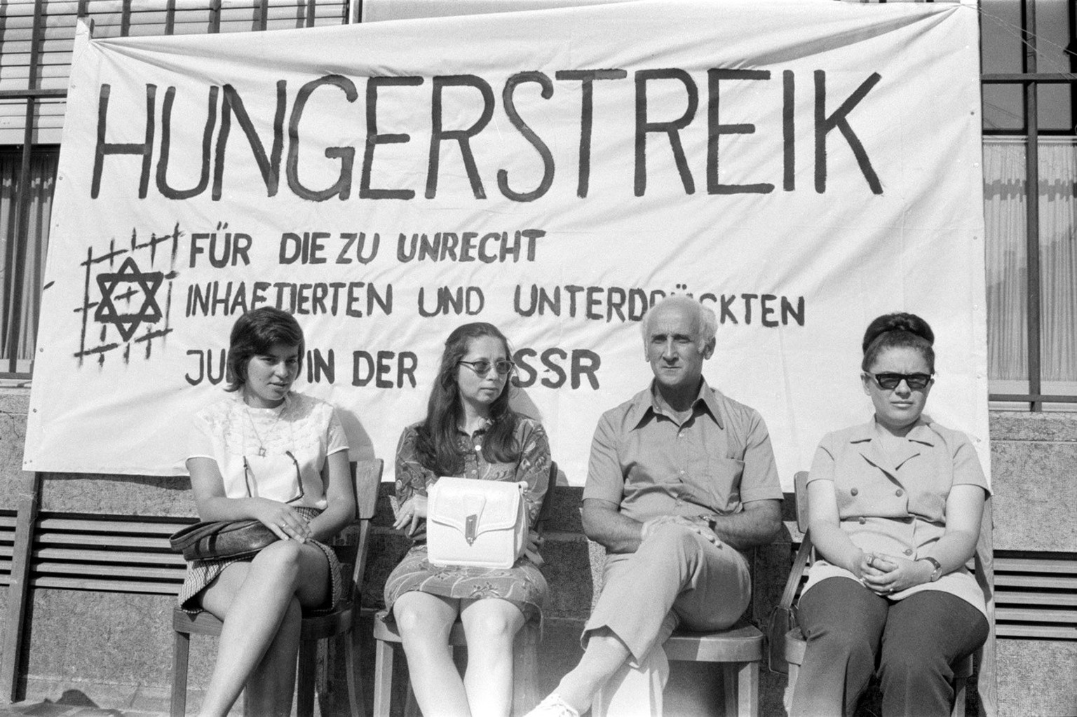 Vier kuerzlich aus der Sowjetunion ausgereiste Juden haben auf dem Bundesplatz in Bern einen Hungerstreik begonnen und protestieren damit fuer die inhaftierten und unterdrueckten Juden in der UDSSR, a ...