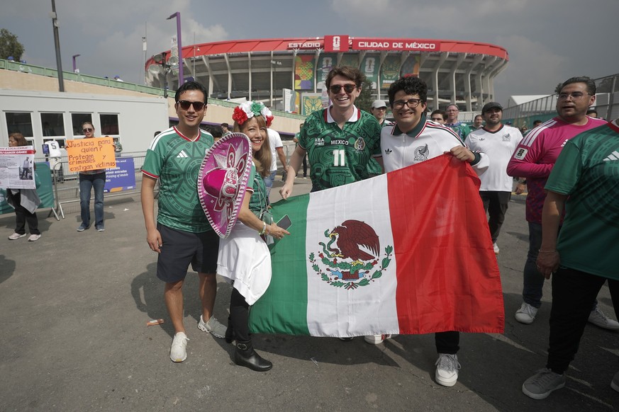 epa13031013 Mexican fans cheer before the opening match of the FIFA World Cup 2026 between Mexico and South Africa in Mexico City, Mexico, 11 June 2026. EPA/ISAAC ESQUIVEL