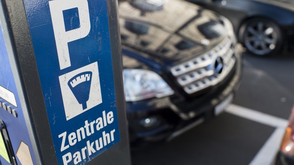 Eine Zentrale Parkuhr, aufgenommen am Dienstag, 14. Oktober 2014 in Zuerich. (KEYSTONE/Ennio Leanza)