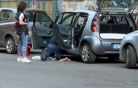 La voiture a été piégée avec un engin explosif.