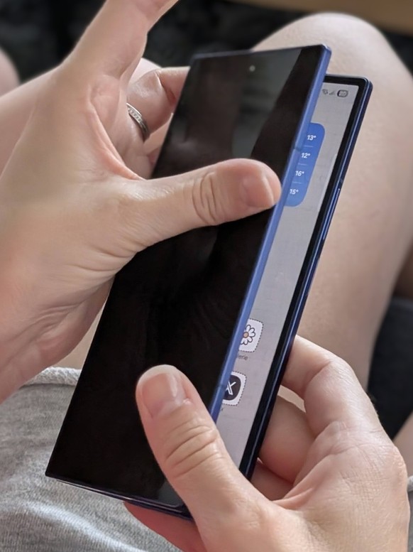 Grâce à une coque de protection offrant une meilleure prise en main, le Fold 7 s'ouvre plus facilement.