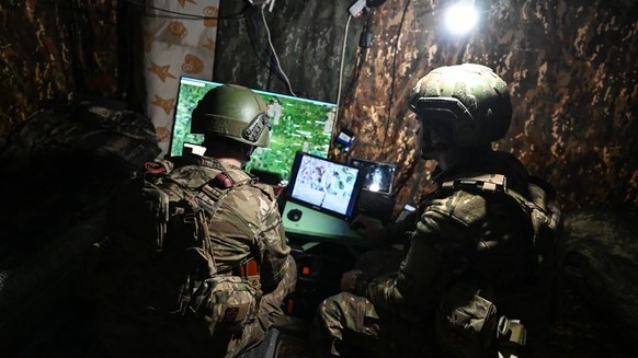 Des soldats russes pilotent un drone FPV sur le front ukrainien (image d'archives): les deux camps ont largement recours aux drones.
