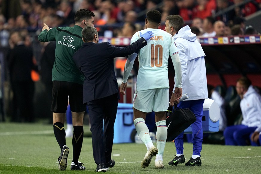 epa13263580 Kylian Mbappe of France is withdrawn with an injury from the UEFA Nations League soccer match between Turkey and France in Kocaeli, Turkey, 25 September 2026. EPA/STRINGER