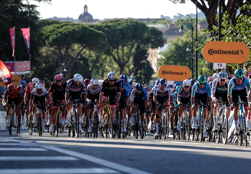 epa12149806 The pack of riders in action during the 21st and final stage of the Giro d&#039;Italia cycling race over 141km from the Vatican to Rome, Italy, 01 June 2025. EPA/GIUSEPPE LAMI