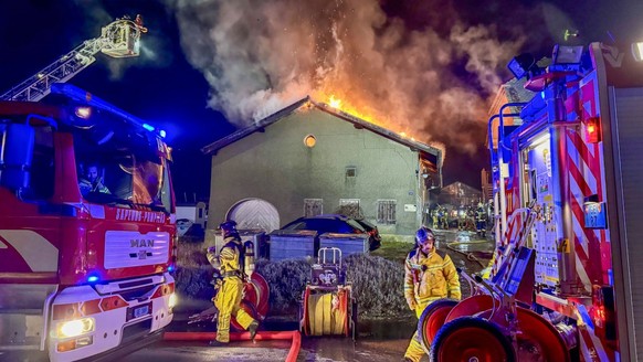Un incendie a fortement endommagé une bâtisse située sur la route de Saconnex d&#039;Arve à Plan-Les-Ouates dans la nuit de dimanche à lundi 20 janvier. A l&#039;arrivée des pompiers, les flammes avai ...