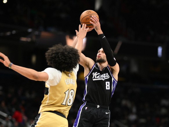 Kyshawn George (de dos) et les Wizards ont battu les Kings dimanche