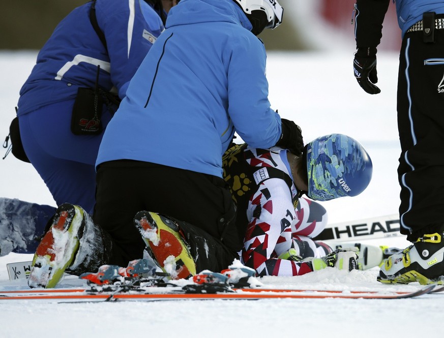 Germany&#039;s Matthias Mayer receives assistance as he lies on the snow after crashing during an alpine ski, men&#039;s World Cup downhill, in Val Gardena, Italy, Saturday, Dec. 19, 2015. (AP Photo/A ...