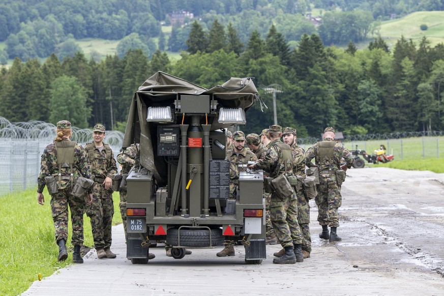 Soldaten der Schweizer Armee beim Aufbau der Helikopter Basis in Obbuergen, anlaesslich einer Medienfuehrung durch die Sicherheitsvorkehrungen der Nidwaldener Kantonspolizei und der Schweizer Armee im ...