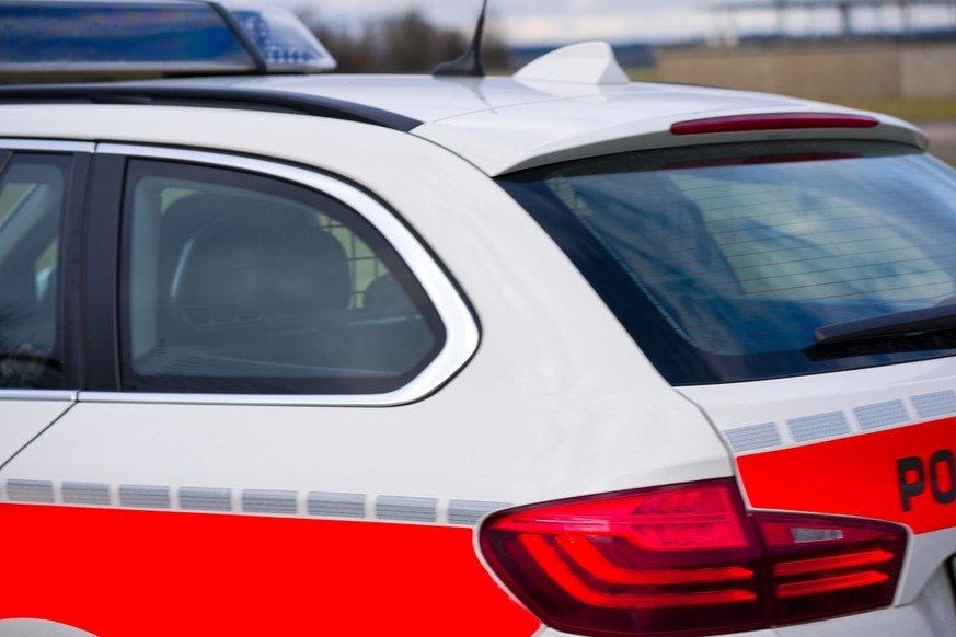 Dix feux rouges brûlés, une voiture de police percutée et aucun remords judiciaire: le Tribunal fédéral confirme une condamnation lourde et définitive.