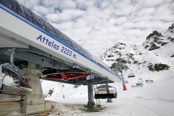 Le nouveau telesiege des Attelas a Verbier photographie ce samedi 20 janvier 2007 lors de son inauguration en presence du chanteur Anglais James Blunt et du directeur de Televerbier Eric Balet. (KEYST ...
