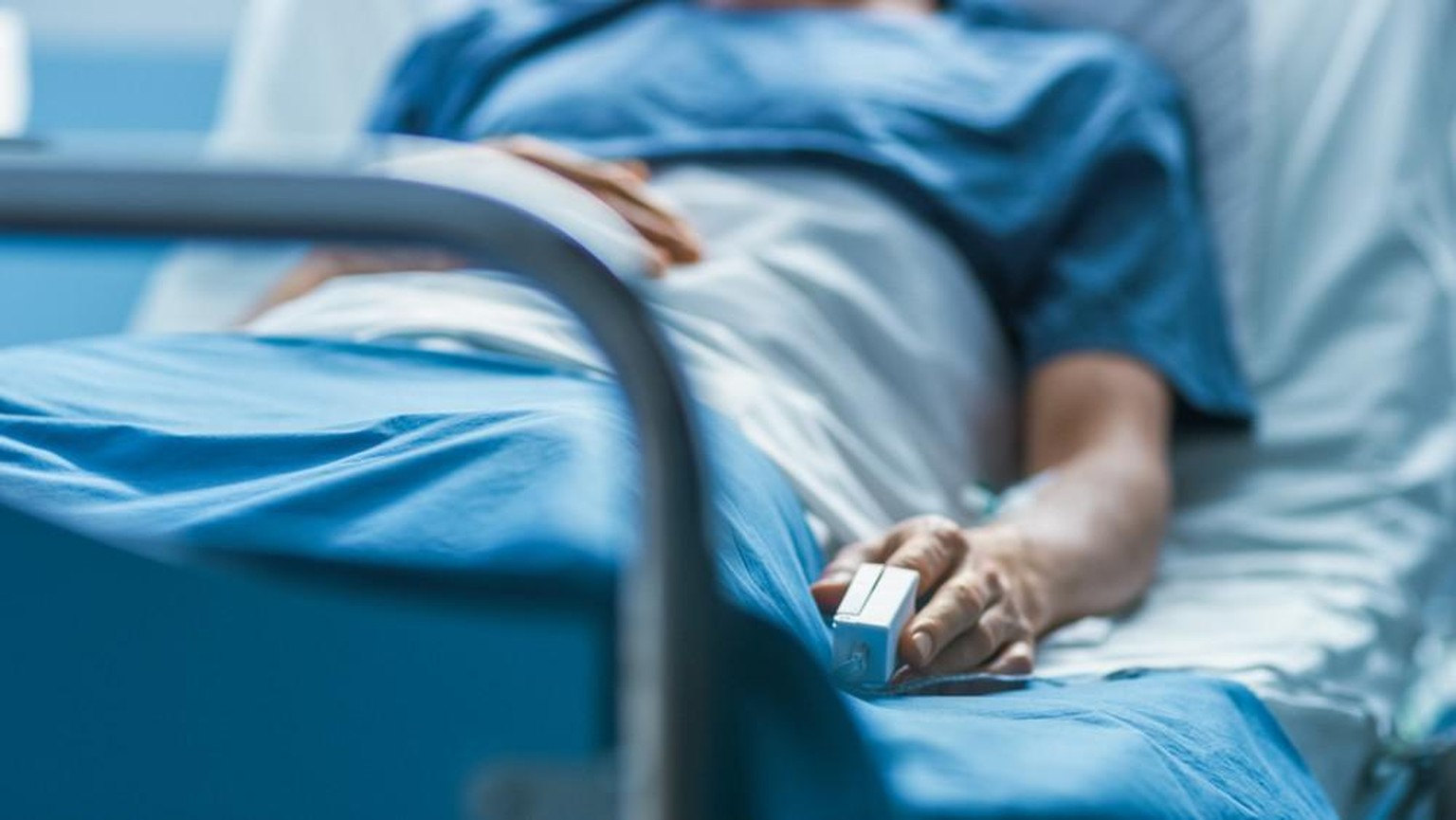 Une avalanche de cas Covid due à Omicron en peu de temps peut rapidement amener le système hospitalier à saturation en Suisse.