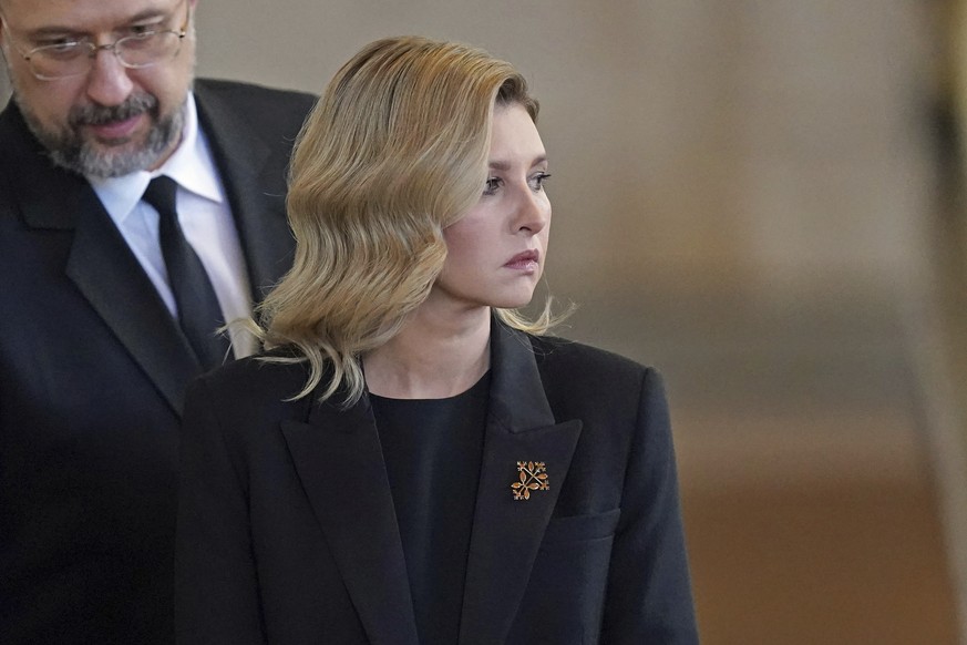 The First Lady of Ukraine, Olena Zelenska views the coffin of Queen Elizabeth II lying in state on the catafalque in Westminster Hall, at the Palace of Westminster, London, Sunday Sept. 18, 2022. (Jac ...