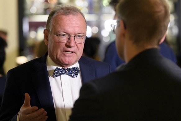 Claude Longchamp, Politologe, spricht mit ein Journalist waehrend der sogenannten &quot;Nacht der langen Messer&quot;, am Dienstag, 10. Dezember 2019 im Hotel Bellevue in Bern. (KEYSTONE/Anthony Anex)