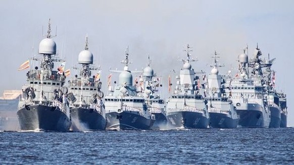 Des navires de guerre russes participent au défilé devant Saint-Pétersbourg : des hélicoptères et d&#039;autres avions manquaient à l&#039;appel cette année.