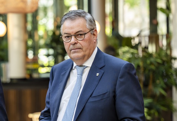 Jerome Simon-Vermot, gauche, Secretaire general de Vaud Cliniques et Marc-Olivier Buffat, droite, President de Vaud Cliniques, posent lors d&#039;une conference de presse sur le financement de la sant ...