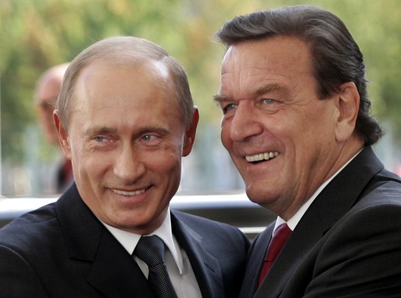 File--- File photo shows German Chancellor Gerhard Schroeder, right, welcoming Russia&#039;s President Vladimir Putin in Berlin, Germany, Thursday Sept. 8, 2005. Local officials with German Chancellor ...