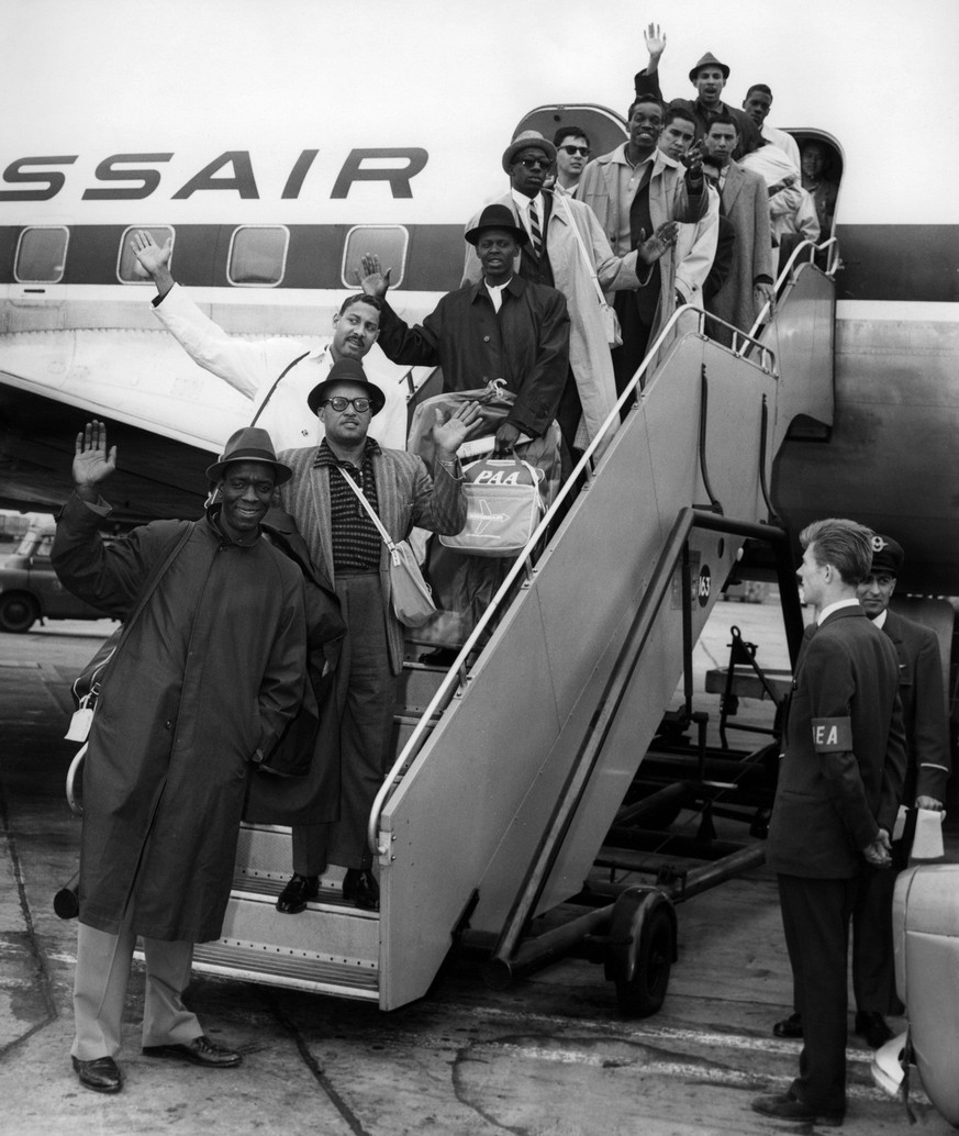 Bildnummer: 59944436 Datum: 01.01.1900 Copyright: imago/United Archives International
American basketball team the Harlem Globetrotters arrive at London Airport from New York by way of Zurich to demo ...