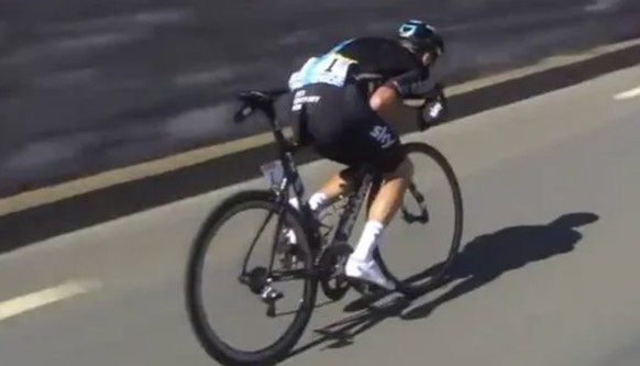 La position Mohoric consiste à poser ses fesses (ici celles de Froome) sur le tube horizontal et sa poitrine sur le guidon.